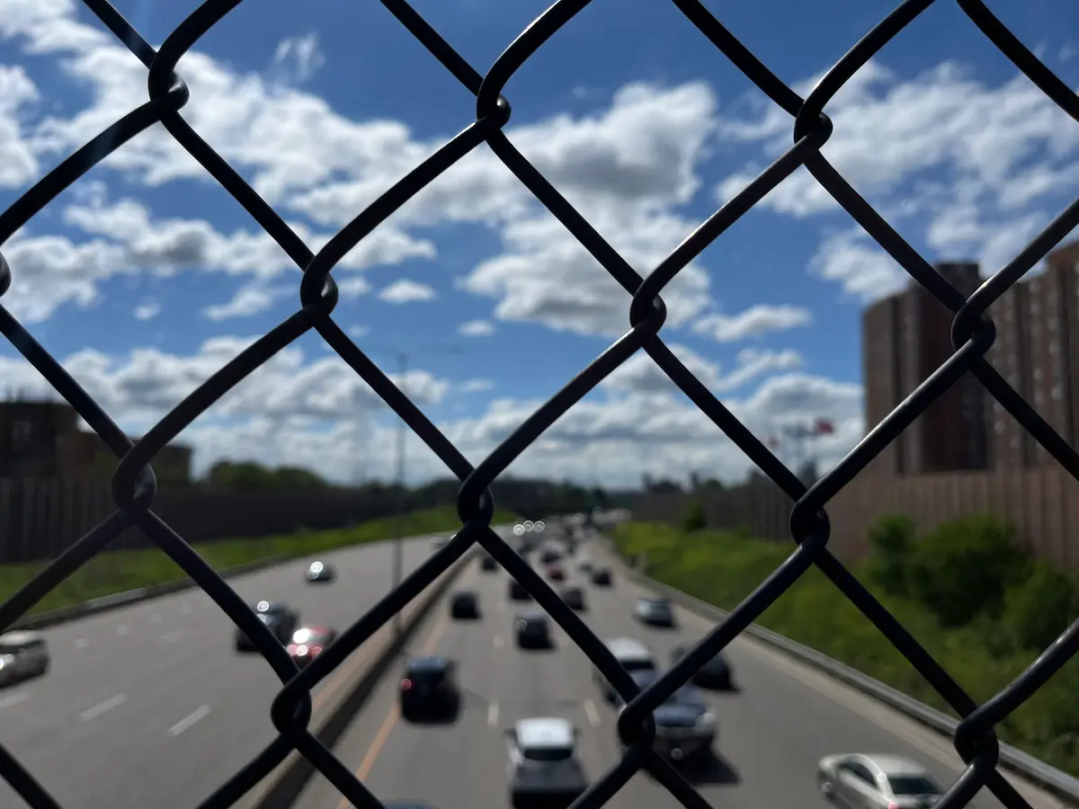 i-94 from the pedestrian bridge by augsburg, with the chain link fence in focus