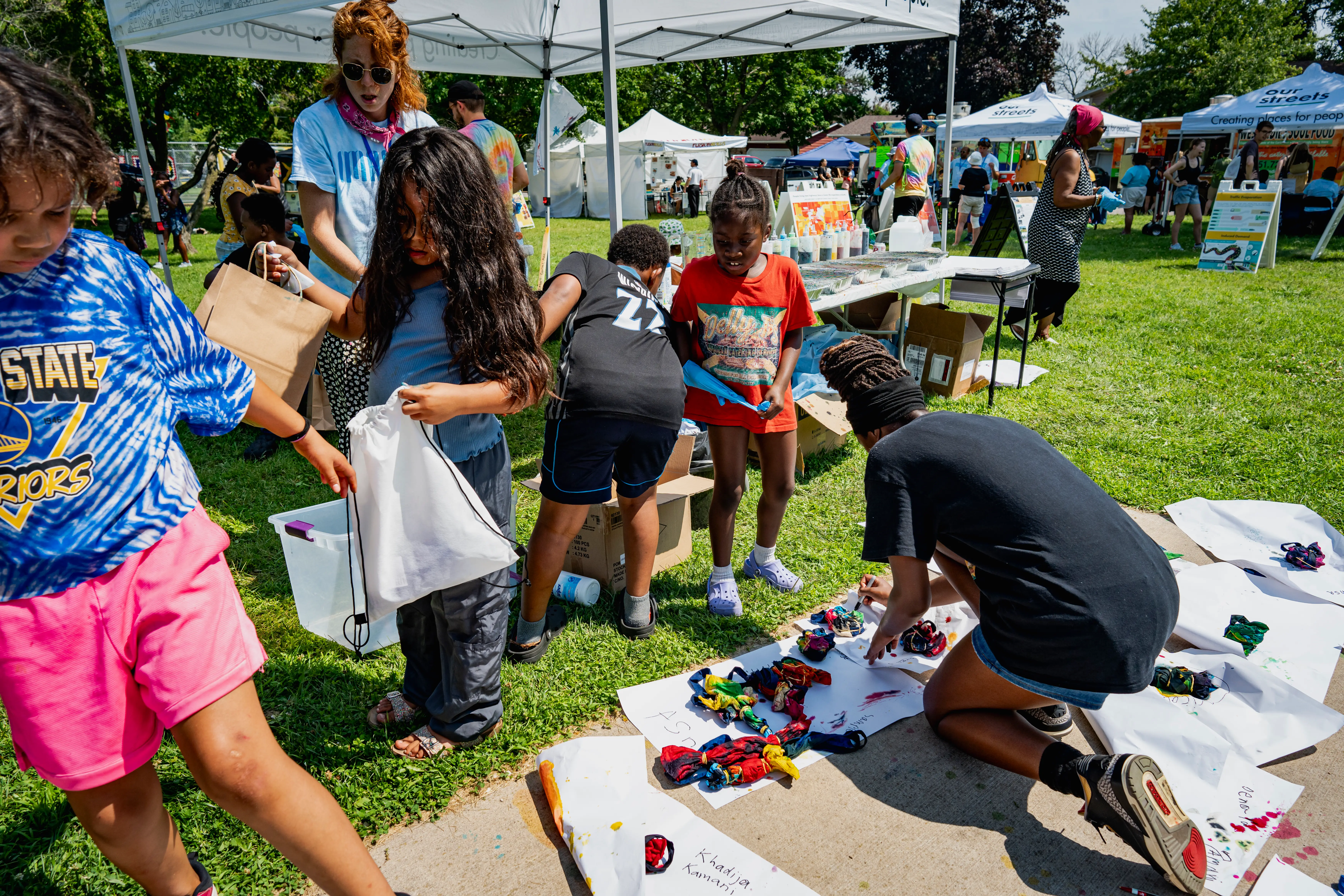 kids tie-dying free Imagine tote bags